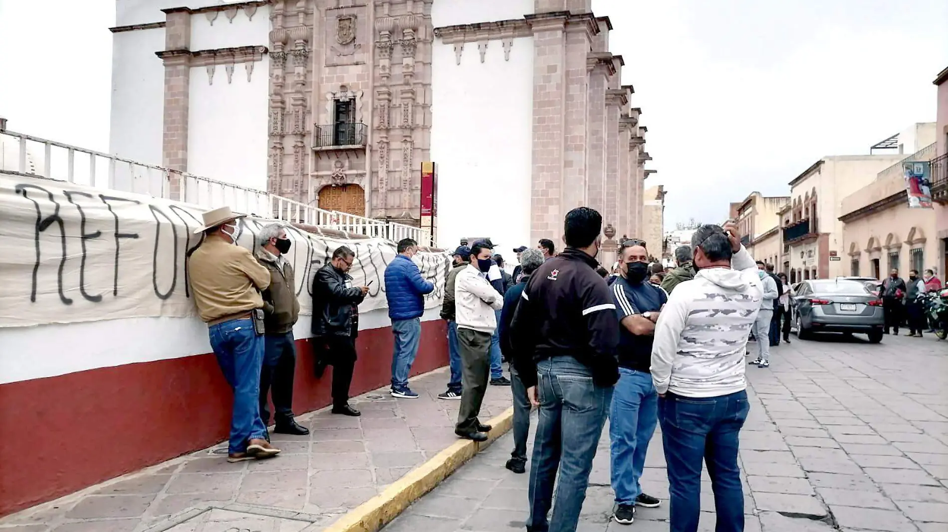 Manifestantes contra ley del Issstezac afuera del Congreso del Estado de Zacatecas 